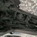 Otevřený černý poloměký pouzdro na hudební nástroj. Vnitřek je vyložen černým plyšovým materiálem a obsahuje tři oddělené přihrádky na příslušenství.…
