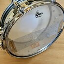 Chromovaný buben s průhlednou koženkou. Na koženku je umístěno logo Gretsch a nápis PERMATONE, ve spodní části je malý nápis REMO. Buben má v dolní p…