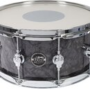 Šedý buben s povrchem imitujícím mramor a chromovaným kováním. Na korpusu je umístěno logo s nápisy "drums dw" a pod ním text "MADE IN U.S.A.". Nástr…