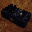 Černý efekt pedál s nápisy METAL MUFF a electro-harmonix NEW YORK CITY, USA. Na horní straně se nachází šest ovládacích knoflíků s popisky VOL, TREBL…