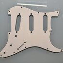 Bíle plastykový pickguard pro elektrickou kytaru s výřezy pro tři snímače. Povrch je hladký a čistý, bez viditelných značek, log nebo nápisů. Kolem o…