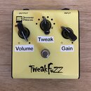 Žlutý kytarový efekt s nápisem TweakFuzz v dolní části. Na horní straně je logo Seymour Duncan a popisy OUTPUT a INPUT. Zařízení má tři černé ovládac…