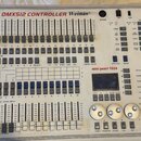 Bílý DMX kontrolér s nápisem DMX512 CONTROLLER Weinas®. Zařízení obsahuje několik řad posuvníků, tlačítek a v pravé části displej s nápisem mini pear…