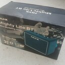 Kartonová krabice s nápisy NUX, Mighty Lite BT a Mini Modeling Amp. Na krabici je zobrazen modrý kompaktní zesilovač s logem NUX a texty 3W, Bluetoot…
