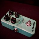 Světle modrý efekt pedál s nápisy HYPERGRAVITY a COMPRESSOR. Na pravé straně je umístěno logo tc electronic. Pedál má čtyři černé ovládací knoflíky s…