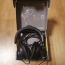Černé uzavřené sluchátka s kabelem v originální krabici. Na vnitřní straně víka krabice je nápis H200 a text Genuine Studio Bass-Boosted Headphones,…