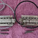 Dva humbuckery s kovovými kryty v stříbrné barvě. Oba mají nápis IronGear METAL MACHINE, levý z nich má navíc nápis NECK POSITION a pravý BRIDGE POSI…