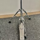 Fotografie zobrazuje chromovaný basový pedál s připojeným stojanem. Na spodní části pedálu je viditelné logo Pearl. Povrch vykazuje mírné známky použ…