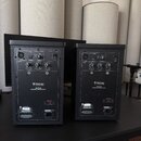 Dva černé studiové monitory z pohledu zadní strany. Na obou je vidět logo FOCAL PROFESSIONAL a nápis SHAPE 65 PROFESSIONAL MONITORING SYSTEM. Zadní p…