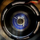 Fotografie zachycuje reproduktor s černým rámem a modrým středovým krytem. Na modré části jsou bílé nápisy „G+O SERIES“, „beyma“, „LOW FREQUENCY LOUD…