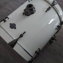 Bílý buben s kovovým obručováním a ladidly. Na korpusu je oválný štítek s nápisy SONOR a ASCENT. Povrch nástroje je hladký a glossy, bez viditelného…