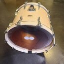 Bíle provedený basový buben s chromovaným kováním. Na korpusu je umístěna černá tabulková cedule s nápisem YAMAHA a pod ní text Stage Custom. Přední…