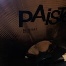 Detailní záběr na mosazný činel s jemným žebrováním povrchu. Na čineli je černý nápis „pAiste“ a pod ním text „14" HI-HAT BOTTOM“. Povrch je v dobrém…