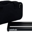 Černý přenosný kufr z textilie s rukojetí a zipem, na jehož boku je modrý štítek s nápisem pedaltrain. Vedle kufrů je černá kovová platforma pro efek…