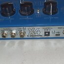 Modrý efekt pedál s ovládacími knoflíky. Na zadním panelu jsou nápisy INPUT (MONO - STEREO), OUTPUT (MONO - STEREO), EXP PEDAL, 9V DC/300mA, MIDI IN…