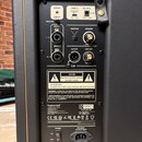 Zadní panel černého kytarového komba. V horní části jsou nápisy SPARK, INPUT, USB-C CHARGE OUT 5V 2A a DC OUT 19V 2.5A. Střední část obsahuje vstupy…