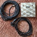 Stříbrný jehlicový pedál s nápisy ENGL, Tube Amp a FOOTPEDAL Z-4. Obsahuje dvě stoupací tlačítka s označením ON/OFF. K pedálu jsou přiloženy dva čern…