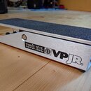 Kytarový volume pedál z broušeného hliníku s černým protiskluzovým povrchem na šlapadle. Na boku je umístěn černý nápis ERNIE BALL VP JR. s logem zna…