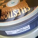Fotografie zachycuje reproduktor značky Celestion. Na horním černém štítku s gold detaily je nápis CELESTION LOUDSPEAKERS G12 Vintage 30. Na bočním b…