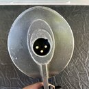 Detailní pohled na kulatý černý konektor s třemi zlatými piny. Uvnitř konektoru jsou viditelna čísla 1, 2 a 3. Povrch černého plastového krytu vykazu…