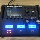 Černý kytarový procesor s nápisem FM3 MARK II - AMP MODELER/FX PROCESSOR. Zařízení má displej, několik ovládacích tlačítek a jeden velký otočný knofl…