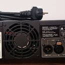 Zadní strana černého rackového zařízení s nápisem tiSERIES a logem Crown. Na panelu jsou čtyři konektory XLR, dva vstupy s označením INPUTS a dva výs…