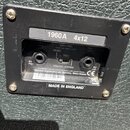 Fotografie zachycuje zadní panel kytarového reproduktoru s dvěma vstupy. Na horním štítku je nápis 1960A 4x12. Panel obsahuje texty: 4Ω Input, 300w R…