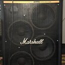 Černý basový kombozesilovač tvořený hlavou a reproboxem. Na obou částech je nápis Marshall DYNAMIC BASS SYSTEM a na přední mřížce boxu velké bílé log…