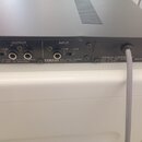 Zadní strana šedého efektového procesoru s nápisem YAMAHA MULTI-EFFECT PROCESSOR MODEL SPX 900. Jsou zde vidět konektory OUTPUT (R, L) a INPUT s ozna…