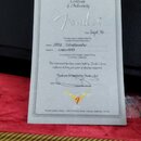 Fotografie zobrazuje bílý papírový Certifikát pravosti (Certificate of Authenticity) značky Fender. Dokument obsahuje ručně dopsaný model 1958 Strato…