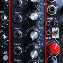 Černý modul s nápisem A-138 MIXER a logem DOEPFER v dolní části. Modul obsahuje čtyři vstupy označené Input 1 až Input 4 a jeden výstup Output, každý…