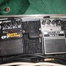 Dvě efektové pedály značky DigiTech umístěné v pedalboardu. Levý pedál je černý s karbonovým vzorem a nápisy Chorus CF-7 Factory a DigiTech. Pravý pe…