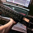 Černý rackový studiový procesor s nápisem PRO CHANNEL II a logem ART. Přední panel obsahuje řadu otočných ovladačů pro sekce PREAMP, COMPRESSOR a EQU…
