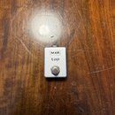 Stříbrný efekt pedál s kovovým šasi. Na horní straně je bílý štítek s nápisem MXR a pod ním černý nápis tap. Pedál vykazuje mírné známky opotřebení v…