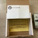 Fotografie zobrazuje efekt pedál značky electro-harmonix v barvě stříbrného kovu s doprovodným manuálem a kartonovou krabicí. Na pedálu je velký nápi…