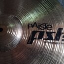 Fotografie znázorňuje mosazný činel s koncentrickým žebrováním. Na povrchu je černý nápis „Paiste“ a pod ním velký stylizovaný nápis „PSS“. Vedle něj…