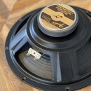 Černý reproduktor s kovovým rámem a šedou membránou. Na zadním magnetu je zlatý štít s nápisy „Fender“, „SPECIALLY DESIGNED FOR MUSICAL INSTRUMENTS C…