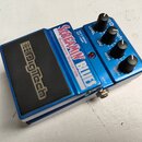 Modrý kytarový efekt s černým pedalem a třemi ovládacími knoflíky. Na pedálu je nápis DigiTech a vedle něj text SCREAMIN' BLUES OVERDRIVE/DISTORTION.…