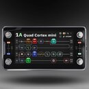Kompaktní digitální procesor s černým kovovým šasi a velkým barevným displejem. Na displeji je nápis 1A Quad Cortex mini a grafické znázornění signál…