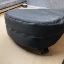 Černý polotvrdý pouzdro na hudební nástroj z textilního materiálu. Pouzdro je uzavírací pomocí zipu a v dolní části má plastový úchyt. Povrch textili…