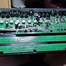 Fotografie znázorňuje vnitřek elektronického zařízení s několika zelenými plošnými spoji a komponenty. Na spodním černém rámu je bílý nápis P/N: 30-5…