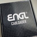 Černá čtvercová krabice s texturovaným povrchem. Uprostřed je bílé logo ENGL® a pod ním bílý nápis CABLOADER. Povrch krabice vykazuje drobné oděrky a…