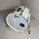 Bílá basový buben s kovovým kováním a bílými koženem. Na předním koženě je černé logo GRETSCH a malý nečitelný nápis v dolní části. Buben je vybaven…