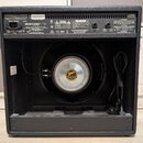 Zadní strana černého kytarového komba. Na horním štítku je uveden model MUSTANG LT50, značka Fender Musical Instruments Corp. a kód CGPE23004617 s oz…