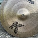 Mosazný činel s kovaným povrchem. Na povrchu je nápis DARK CRASH a pod ním text 17"/43 cm Thin. Ve spodní části je umístěno velké logo ve tvaru styli…
