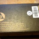 Fotografie znázorňuje spodní stranu černého efekt pedálu. Na levé straně je bílé logo s písmeny CB v trojúhelníku a text CATALINBREAD MECHANISMS OF M…
