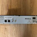 Zadní strana černého zařízení s nápisem MP 103 USB a doplňkem PROFESSIONAL MP3 USB/CD PLAYER. Jsou zde konektory BALANCED OUTPUT (2x XLR), LINE OUT (…