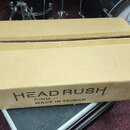 Hnědý kartonový obal s nápisy. Na boku je černý text „HEAD RUSH“, pod ním označení „C/NO. 119“ a dále „MADE IN TAIWAN“. Krabice vykazuje mírné pomačk…