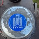 Fotografie zachycuje zadní stranu reproduktoru s kovovým magnetem. Uprostřed je modrý štít s bílým logem a nápisy MODEL 8"M-100, BEYMA, VALENCIA • SP…