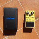 Žlutý efekt pedál s nápisy SUPER Over Drive SD-1 a logem BOSS. Pedál má tři ovládací knoflíky s popisky LEVEL, TONE a DRIVE a červenou kontrolku CHEC…